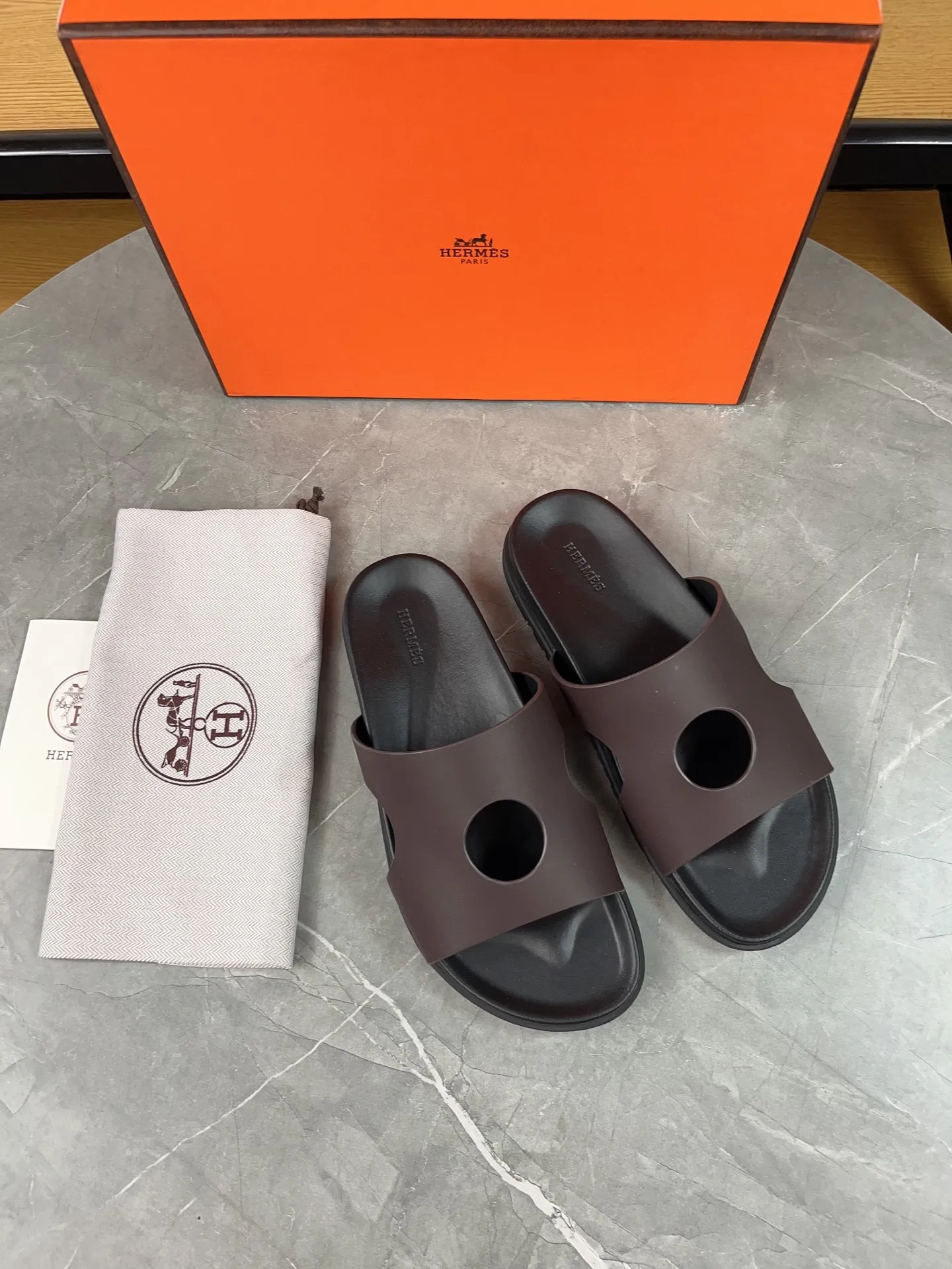 p400🐮🐮H family classic (couple style) Hermes Hermes spring and summer sandals series! Classic style, always popular slippers - sandals, great with any combination! ! ! Upper: imported PU inner lining: imported mixed sheepskin Outsole: Tpu non-slip and wear-resistant outsole Female size: 35-40 (customized at 41) Male size: 39-45 (customized at 39.45)